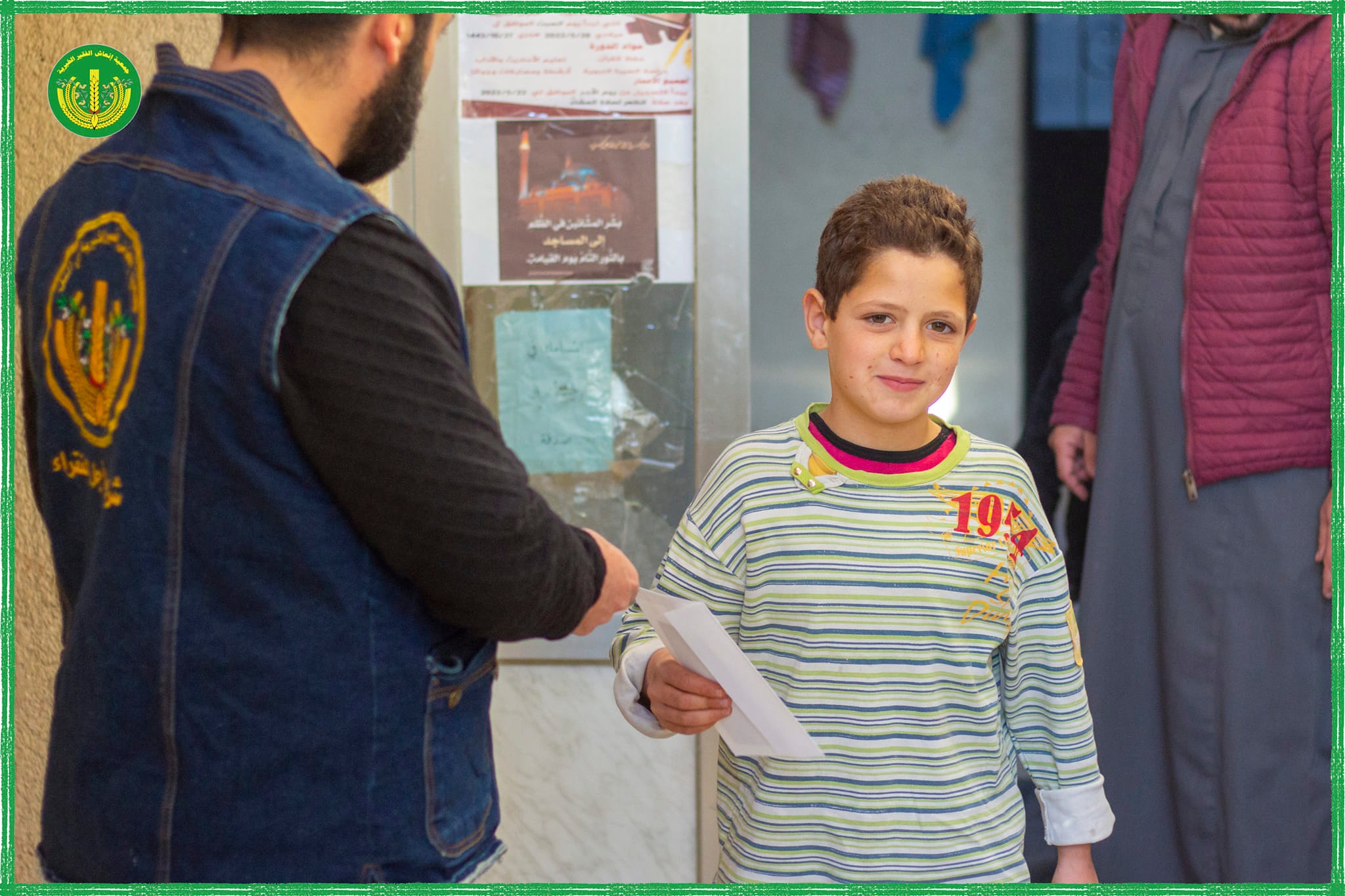 توزيع عيديات للأطفال بعد صلاة العيد 😍